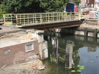 901135 Afbeelding van de noodbrug gelegd in de Laan van Nieuw Guinea over de Oude Rijn, tijdens de restauratie van de ...
